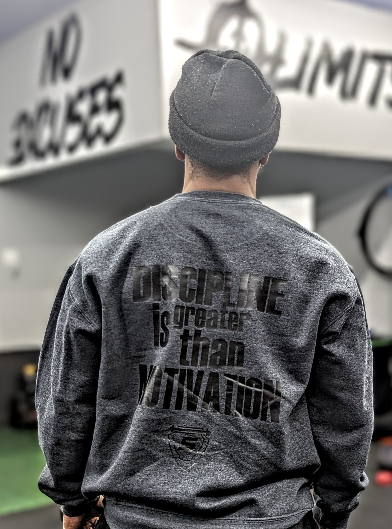 HOODIES & SWEATSHIRTS